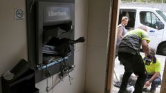 La Guardia Civil investiga el robo en una entidad bancaria de Villamayor (Piloa) perpetrado la pasada madrugada, donde los autores reventaron el cajero automtico con explosivos para huir con un botn de 30.000 euros.