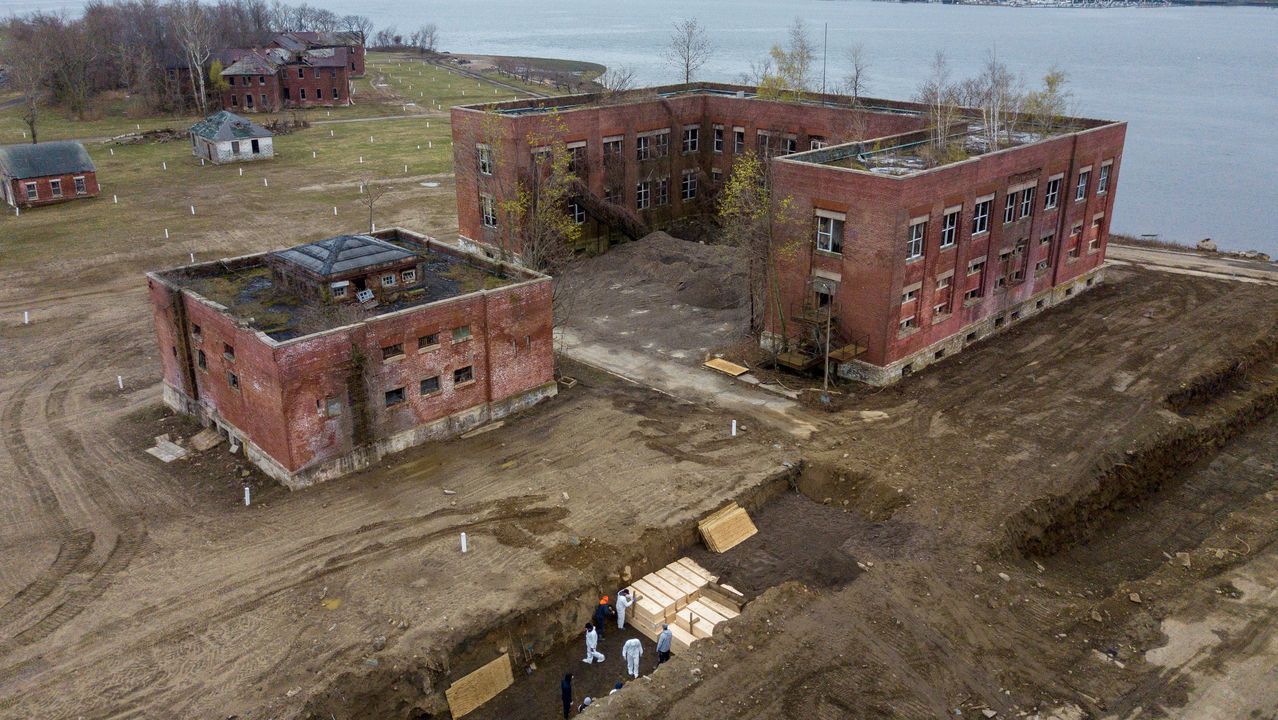 Los camioneros de Castrill�n animan el confinamiento a ritmo de claxon.Exterior del hospital ingl�s en cuya uci estuvo Boris Johnson