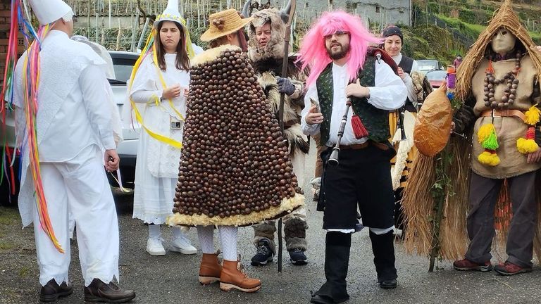 Otra imagen de los personajes que salieron ayer en Budián