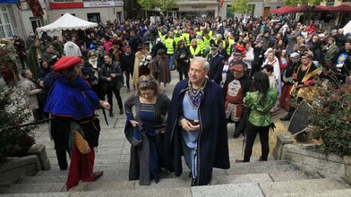 El alcalde de Monforte sube las escleras de la plaza de España acompañado de su mujer para participar en la inauguración oficial de la 20 Feira Medieval de Monforte