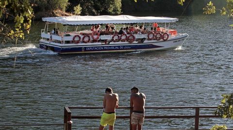 El barco de la Diputación que cubre la ruta del Miño, frente a la playa de A Cova, en una foto de archivo