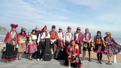 El grupo escolarKusi Kawsay frente a la playa de San Lorenzo