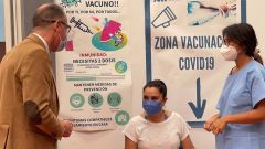 El consejero de Salud, Pablo Fernndez, con una de las jvenes que fueron vacunadas en Avils