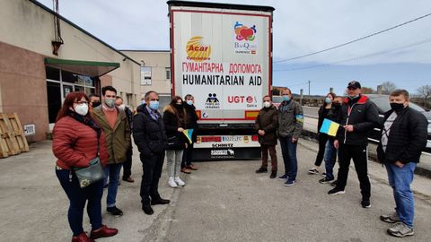 El camión de UGT-Galicia con la ayuda recogida partió ayer de la base de Protección Civil de Coles