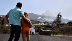 Vecinos de La Palma observan la erupcin del Cumbre Vieja