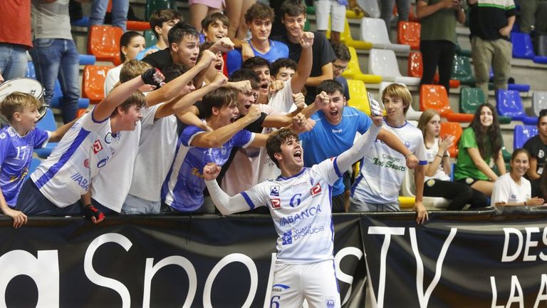 Carlos Álvarez, en una foto de archivo cuando el Cisne logró el último ascenso a Asobal
