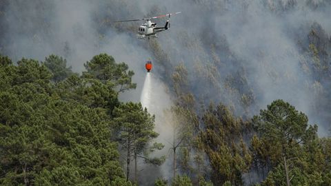 Helicóptero trabajando en la extinción de un incendio forestal en la provincia de Ourense.