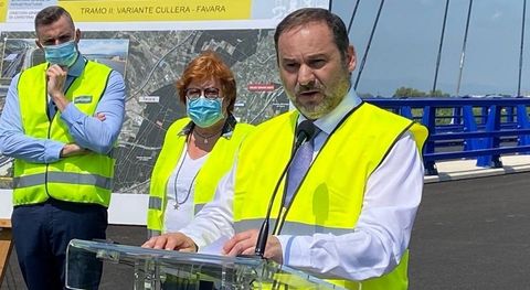 El ministro de Transportes, José Luis Ábalos, uno de los titularesw de Fomento denunciados, durante una visita a unas obras en Valencia