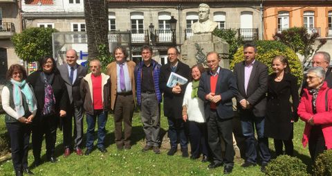 Cargos políticos e investigadores celebran en hallazgo delante del busto de Reveriano Soutullo en Ponteareas. 