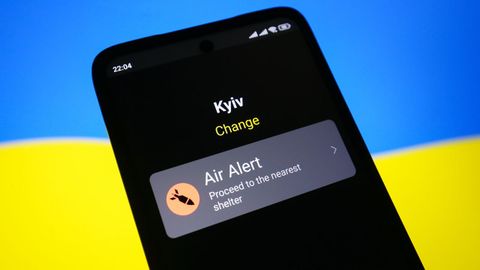 A picture of an air raid alert on a cell phone from Ukraine