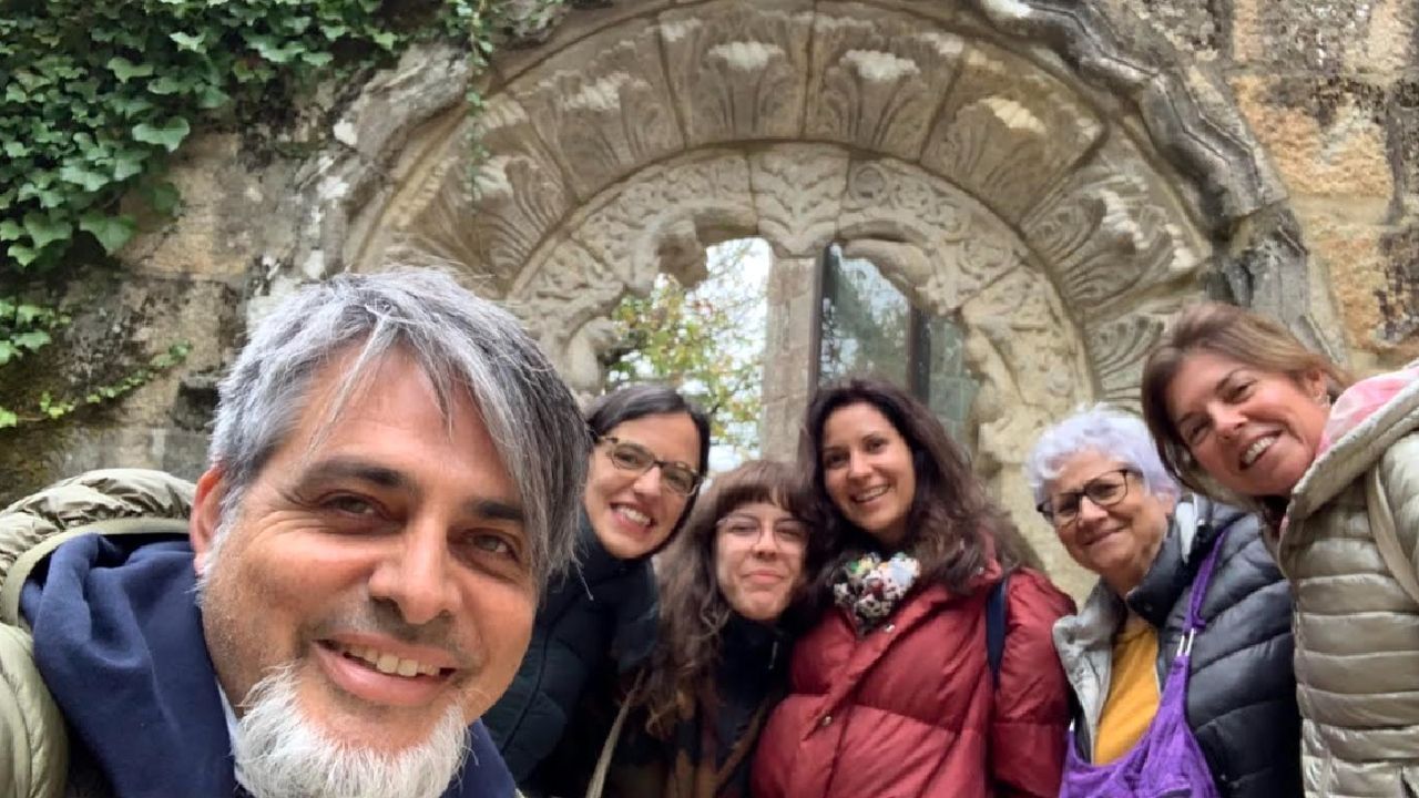 As ser la playa fluvial de Lugo.Edgar Tarrs, en el monasterio de Santa Cristina de Parada de Sil, con participantes en una de las actividades del programa turstico de otoo del consorcio de la Ribeira Sacra