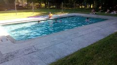 Una imagen de archivo de las piscinas municipales de Cuntis, que en verano suelen poblarse de nios y jvenes.
