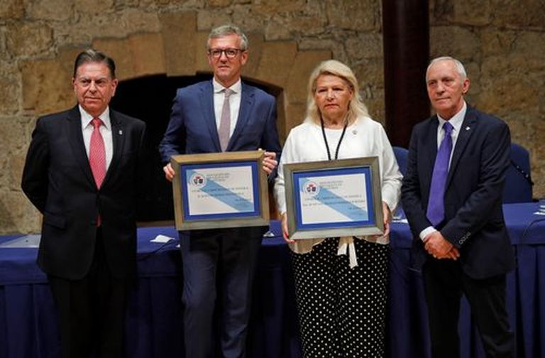 La Asociación Día Galicia en Asturias entrego hoy sus Insignias de Oro al vicepresidente de la Xunta, Alfonso Rueda (2i), y a la expresidenta de la Asociación Víctimas del Terrorismo (AVT), Ángeles Pedraza (2d). en la fotografia posan con el alcalde de Oviedo, Alfredo Canteli (i) y el presidente de la asociación, Manuel Fernández Quevedo (d). EFE/Alberto Morante