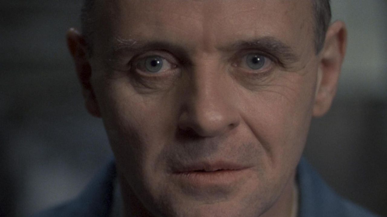 Anthony Hopkins interpreta a Hannibal Leckter en El silencio de los corderos.