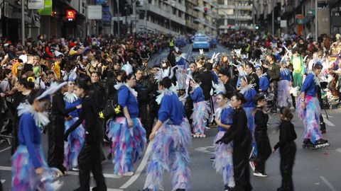 Cientos de personas formaban parte de algunas de las comparsas del desfile de Ourense.