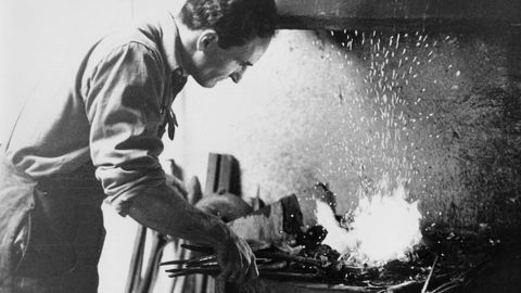 Eduardo Chillida, retratado trabajando en la forja en 1952.