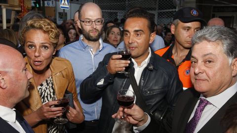 Julio Álvarez brinda con la presentadora Rocío Carrasco, pregonera de la Feira do Viño de Quiroga en el 2015
