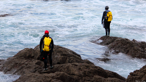 Pescadores de percebe en la costa asturiana
