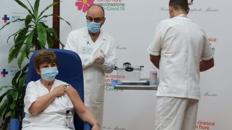 La primera en recibir la vacuna en Italia ha sido Maria Capobianchi, bióloga al frente del laboratorio de virología que, en febrero pasado, aisló el coronavirus por primera vez