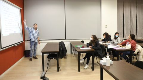 El profesor Díaz-Castroverde con un grupo de opositoras en un aula de Nós Oposicións, en Santiago