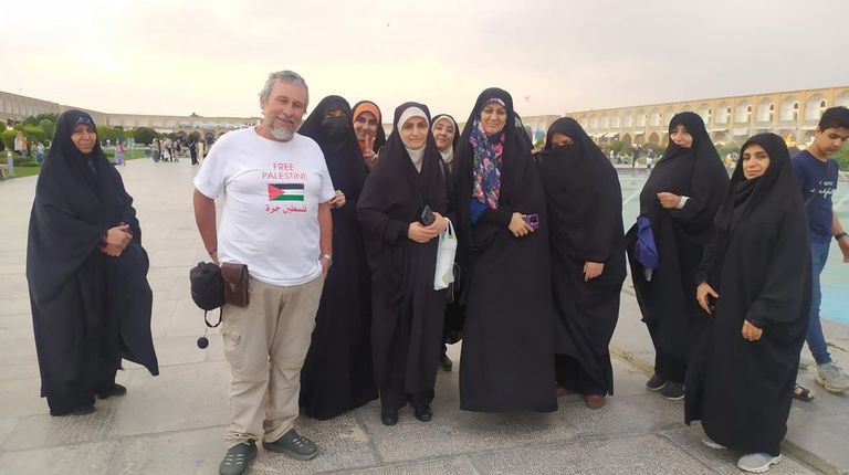 El pontevedrés que fue de turista a Irán: «Vin cousas que desmontan os prexuízos sobre o país, mulleres con e sen velo, en top ou co embigo ao aire»
