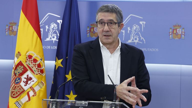 El portavoz socialista en el Congreso, Patxi López, durante la rueda de prensa.