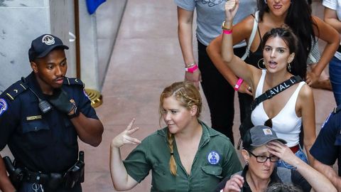 La actriz Amy Schumer (de verde) y la modelo Emily Ratajkowki (con camiseta blancan) fueron dos de las más de 300 mujeres detenidas en la protesta contra la designación de Kavanaugh