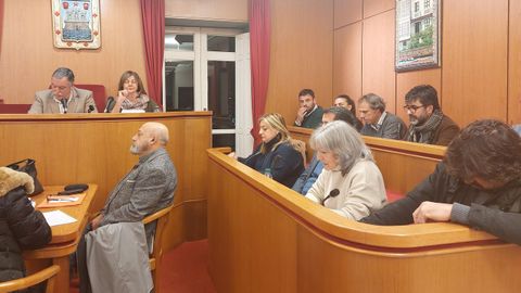 La portavoz socialista, Carmen Acua (de blanco) exigi al alcalde que pidiera perdn por los insultos proferidos en el pleno anterior