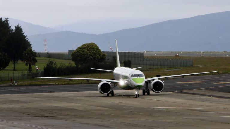 Un avión da once vueltas a 8.000 pies sobre las Rías Baixas aguardando sin éxito para aterrizar en Vigo