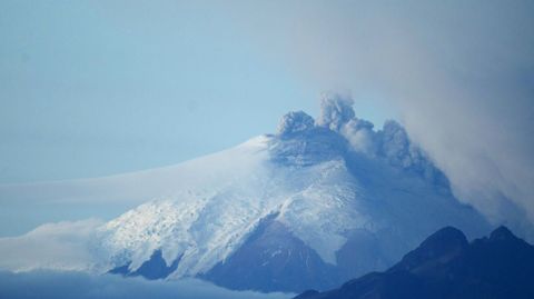 El volcn de Cotopaxi, uno de los ms grandes del mundo activos, expulsa ceniza y humo