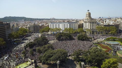 Vista sobre la plaza de Cataluña durante el minuto de silencio por los atentados de Barcelona y Cambrils