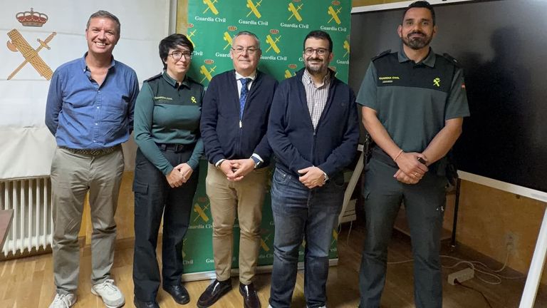 Investigadores de la UNED con el director del centro asociado de Ourense y mandos de la Benemérita.