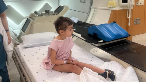 Carlitos, durante una de las sesiones de protonterapia