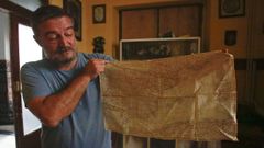 César Carreño muestra el pañuelo con un mapa de rutas de espías, de un piloto británico.