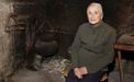 Aos seus 85 anos, Dolores Macías -na lareira da súa casa-, sempre ten unha copla nos beizos. 