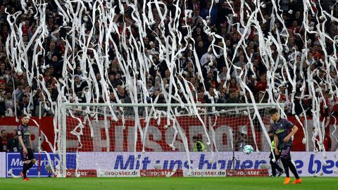 Los aficionados del Mainz lanzan tiras de papel antes del partido entre su equipo y el Freiburgo