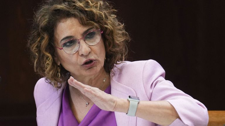 Montero se desmarca ahora de los rescates de Air Europa y Plus Ultra: «Nunca he visto un expediente de la SEPI»