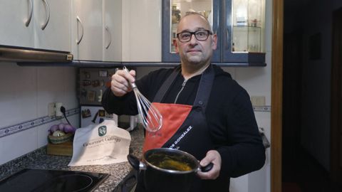 Roberto Ros, cocinando en su casa