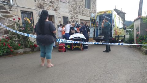 Traslado en ambulancia de la mujer acuchillada en Coristanco
