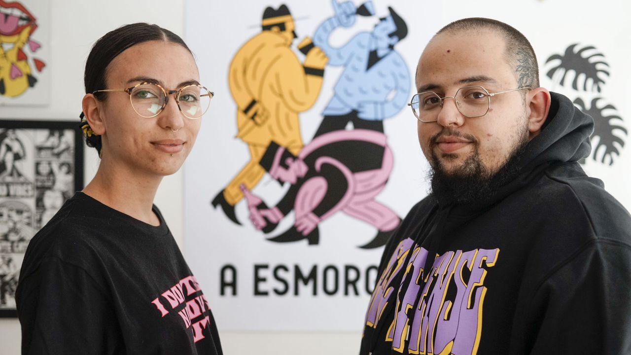 Ana Cambn na sala de control na que traballa