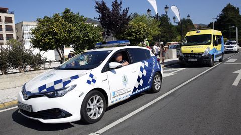 Policía Local de A Pobra y una ambulancia del 061, en una foto de archivo