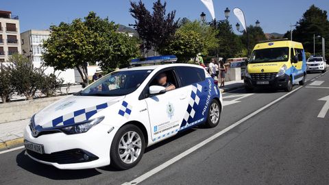 Polica Local de A Pobra y una ambulancia del 061, en una foto de archivo