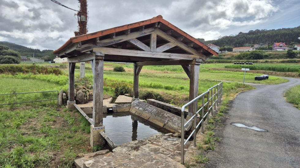 LAVADEROS DE LAXE. El Concello de Laxe acaba de recuperar, con limpieza y mejoras, diez de sus lavaderos: Val de Regueira, R�o dos Cabalos (foto), A Torre, Pazo de Leis en Soesto, Co�ns, Mat�o, Cu��a, Boa�o, Fonte do Sapo y M�rdomo. 