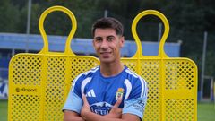 Dani Villahermosa, jugador del Real Oviedo, posa para La Voz de Asturias en El Requex�n