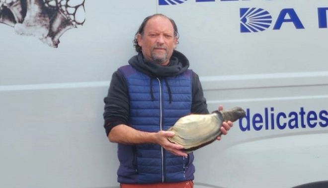Rogelio Bellón, con la almeja de cuatro kilos en la mano