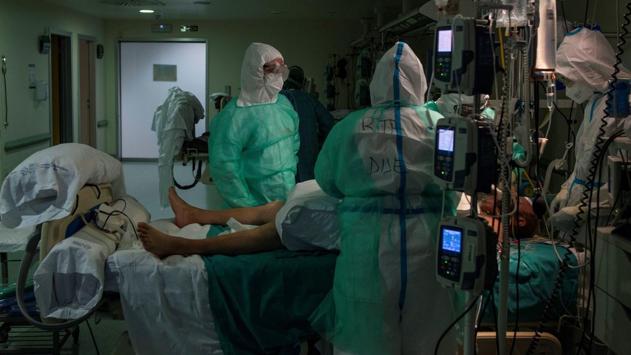 La viveirense Raquel Seijido se�ala que ahora vende m�s ramos para visitas puntuales al cementerio que para entierros