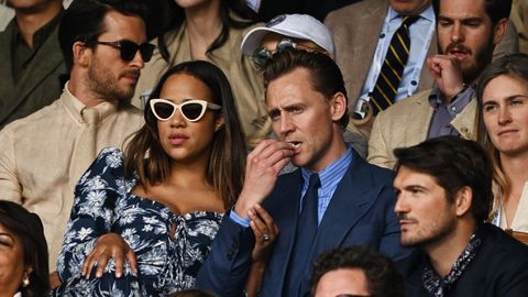 El actor Tom Hiddleston, con su pareja, en el centro de la imagen. Arriba, a la derecha, el actor Andrew Garfield