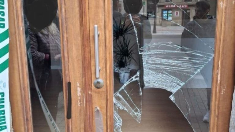 Detenido en Cangas tras robar dinero, un ordenador y una máquina de tatuajes