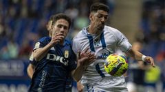 Jimmy y Waldo disputan un bal�n justo antes del momento de la lesi�n del oviedista