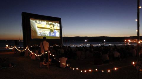 Proyección en la playa durante la Semana del Cine de Vilagarcía.